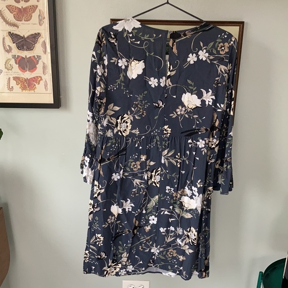 Old Navy Slight Bell Sleeve Shift Dress - Picture 3 of 5